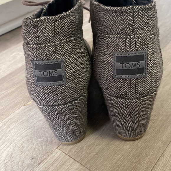 Like new - Toms 8.5 W cloth wedge boots - Picture 3 of 4